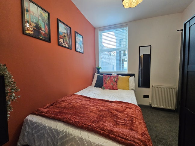 New double ensuite room, close to hospital Main Photo