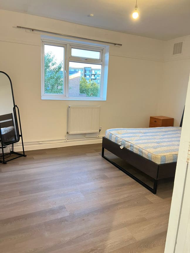 3 double room, 1 ensuite near east Acton  Main Photo
