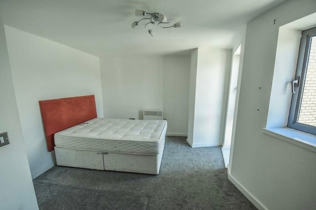 Furnished room with private bath available  Main Photo