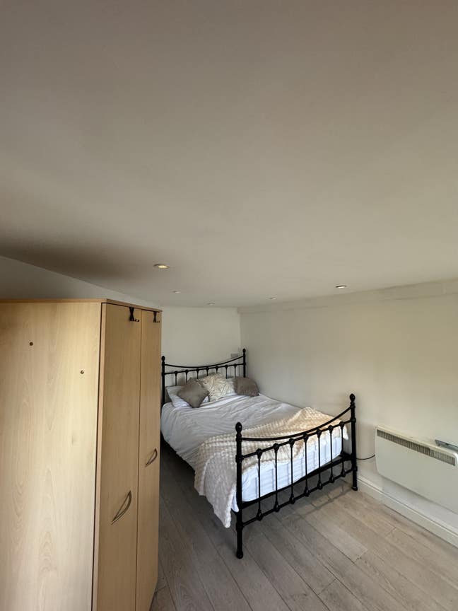 Bills included, lovely small studio  Main Photo