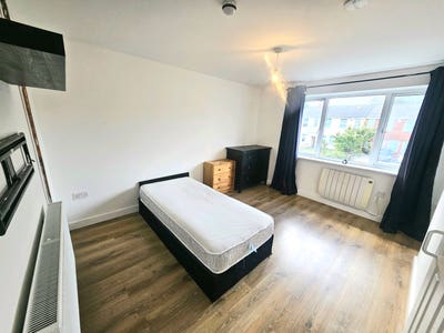 Spacious rooms to let in Bilston, WV14  Main Photo