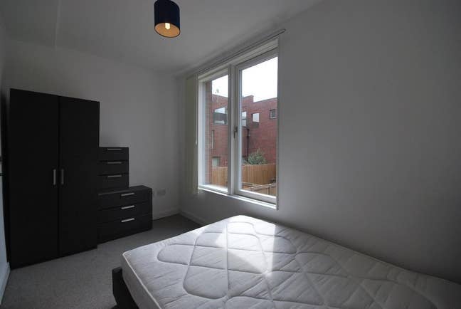 Three bed triplex townhouse Main Photo
