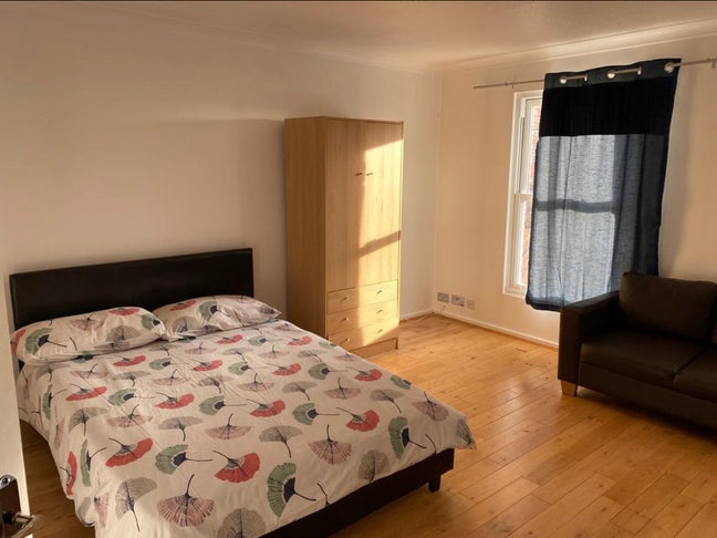 2 Big Rooms with Tv in Wimbledon Main Photo