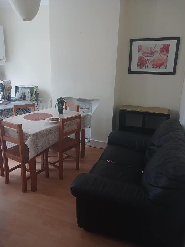 2 single bedroom available in shared 4 bedroom spa Main Photo