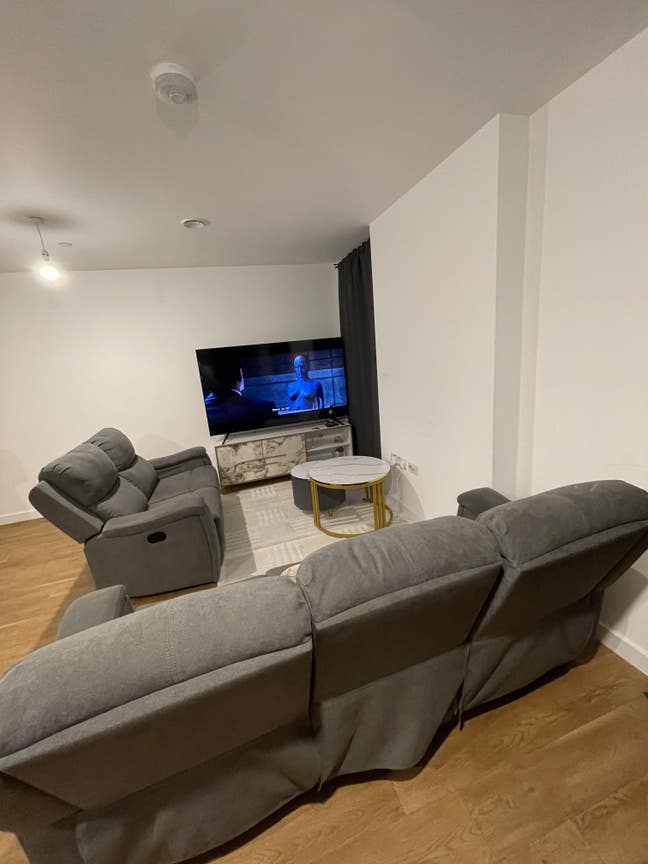 Bedroom in a 2bed flat Main Photo