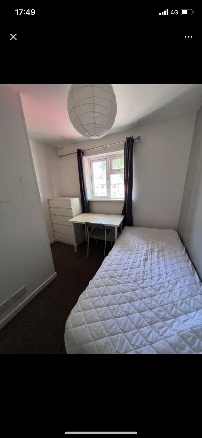 Single room for rent in house of five Main Photo