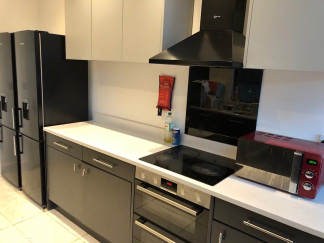 Room with own shower and sink in Earlsdon Main Photo
