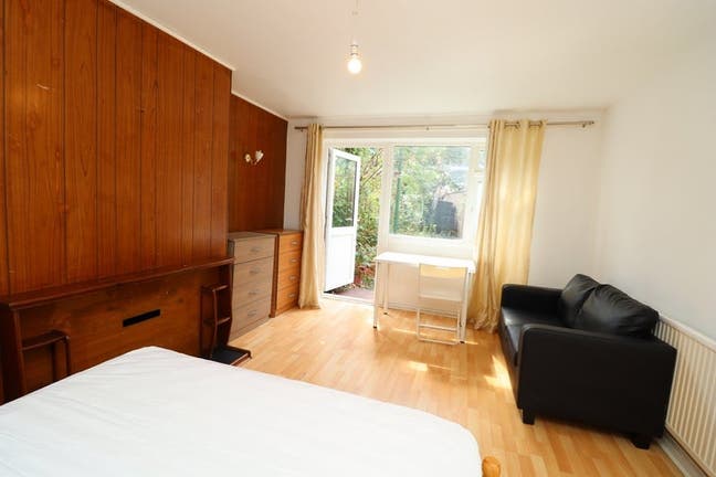 Large Double with Garden-Canning Town/E16 Main Photo