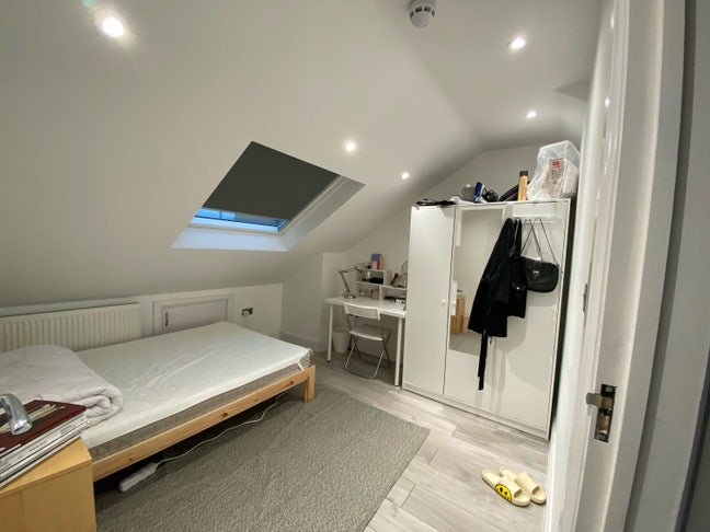 Cosy Double Loft Room close to train station.  Main Photo