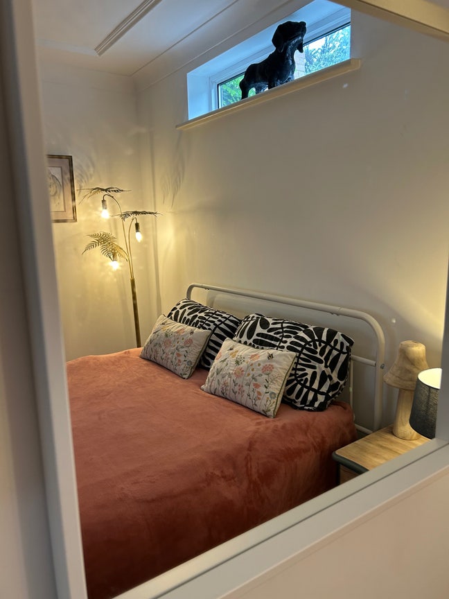 Large central room with garden  Main Photo