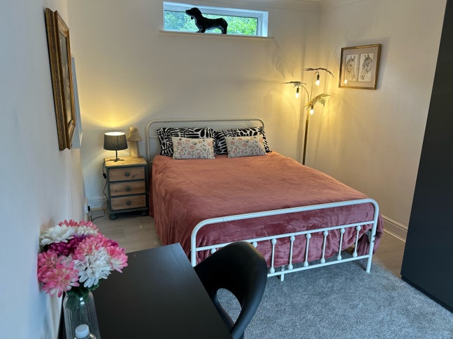 Large central room with garden  Main Photo