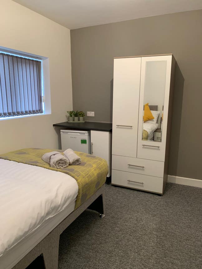 Modern and Large Double Room in DY5! Main Photo