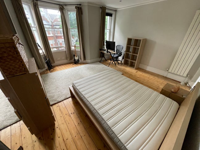 Beautiful (and huge !) double room in Gunnersbury Main Photo