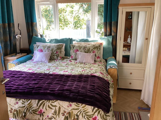 Garden room with separate shower room. Main Photo