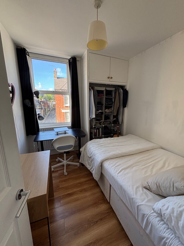 Double Room in Renovated Flat, Clapham North Main Photo