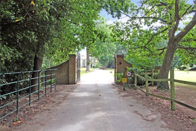 Beautiful double bedroom with en suite  Main Photo
