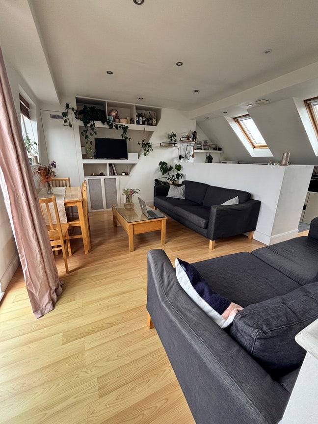 Double room in friendly 2-Floor Flat - White City Main Photo