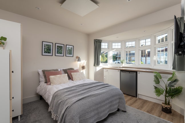 Massive double en-suite with kitchenette  Main Photo