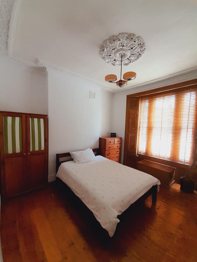 Bright Double Bedroom some Bills Included Main Photo