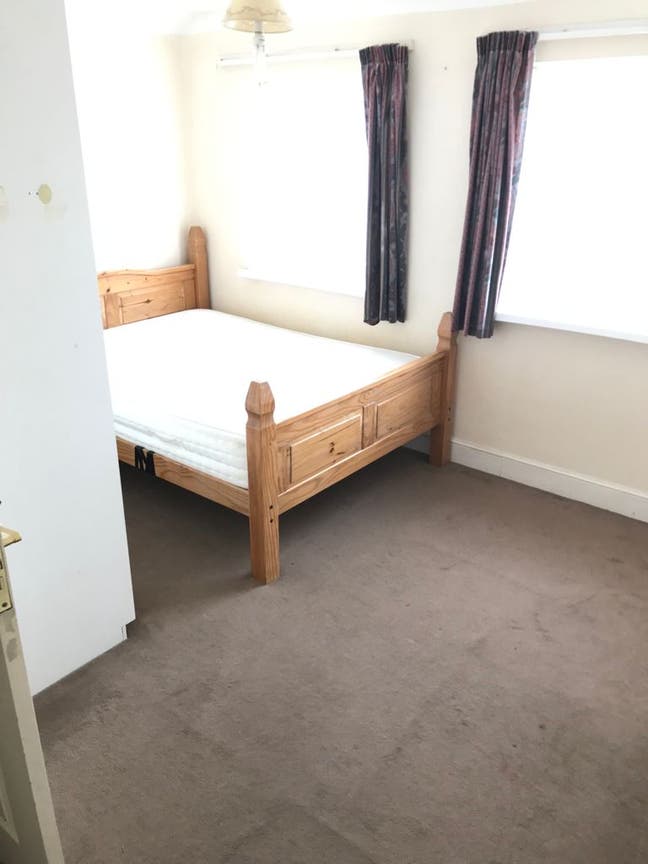 Large double room available (Temporary) Main Photo