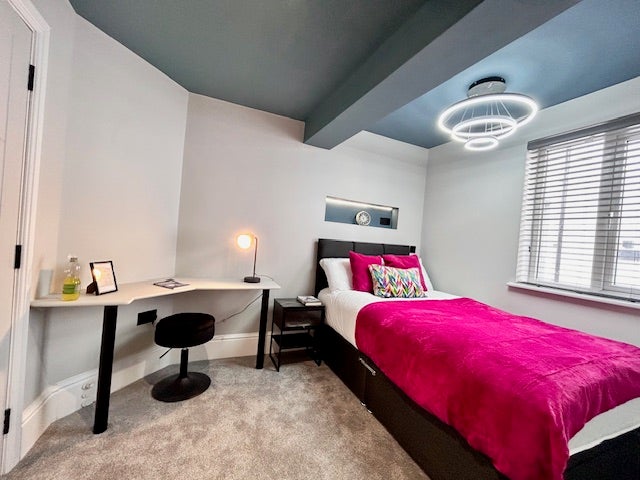 City Chic -Ensuite -Bills included Main Photo