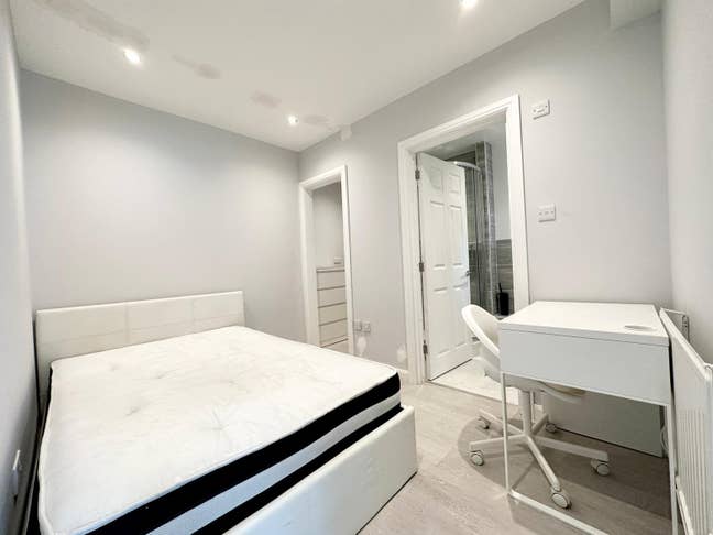 4  Double Room E Available 23 August (Sutton) Main Photo