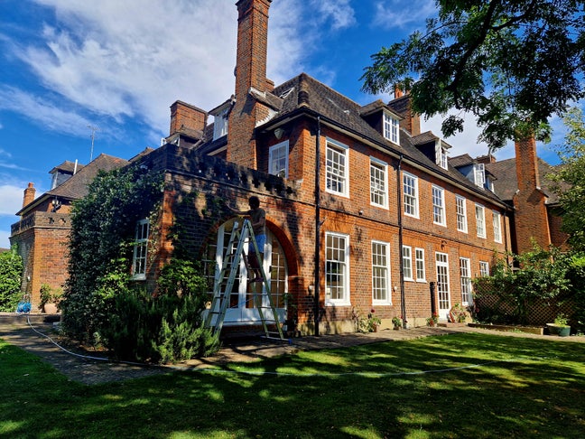 Room to let in Grade II* listed six bed house in H Main Photo