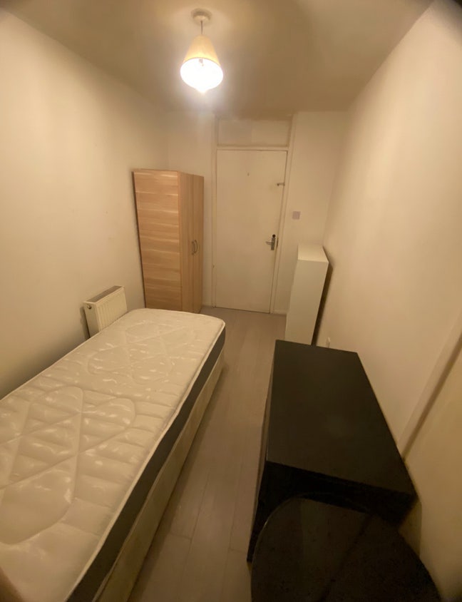 Lovely single room in Spacious Flat In Bow  Main Photo