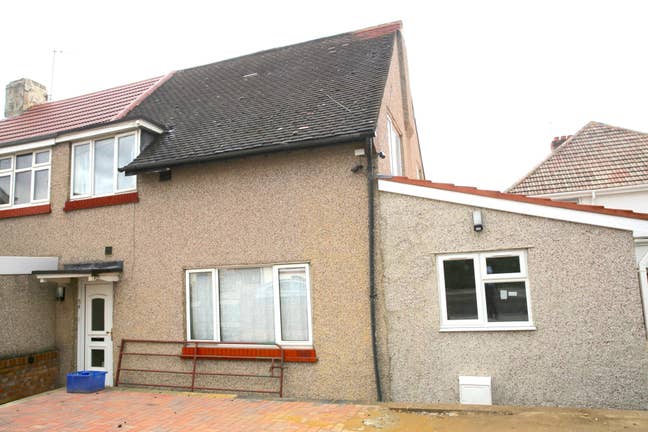 Lovely ensuite in East Acton Main Photo