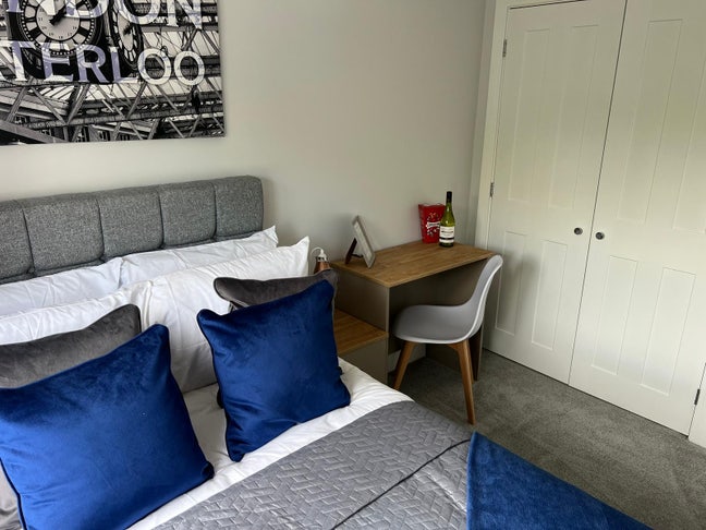 Beautifully Designed Professional House Share  Main Photo
