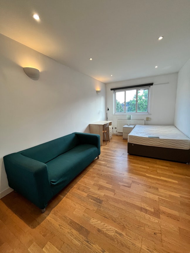 Spacious Room close to Imperial College - CHELSEA  Main Photo