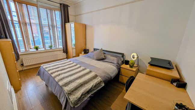 Large Modern Room In Centre Of Town Main Photo