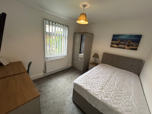 Professional House Share Main Photo