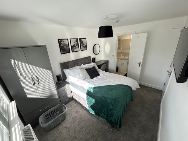 Beautiful Double En-Suite Bedroom  Main Photo