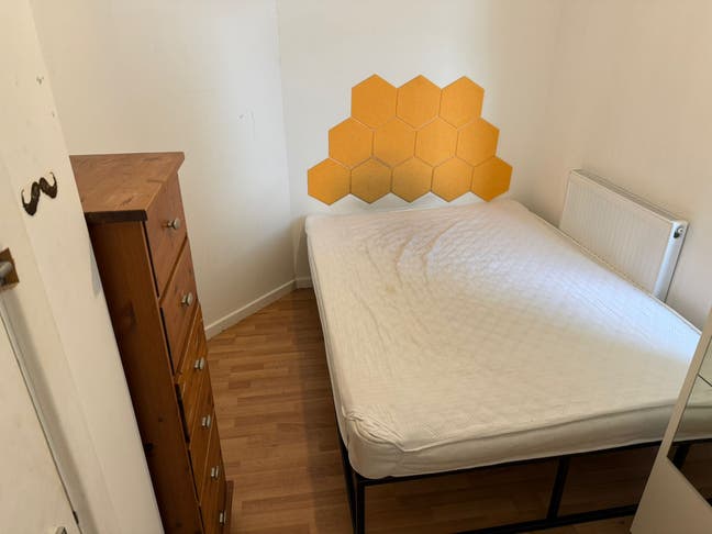 Males Only Flat share in Nine Elms - Bills Inc Main Photo