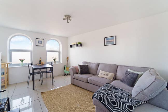 Bright & Modern 2-Bed Flat in Fantastic Tooting  Main Photo