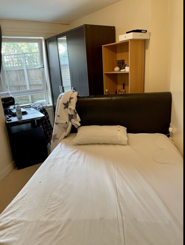 Professional Female House Share Main Photo