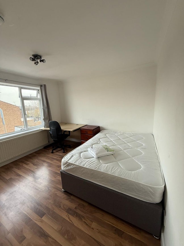 One Double Bedroom available  Main Photo