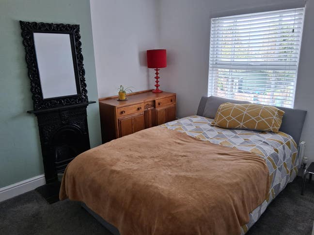 House-share, own bathroom and living space Main Photo