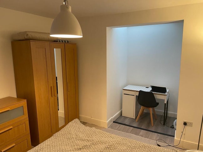 Spacious ,Double  room  in a modern house. Main Photo