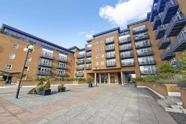 Stunning Double Room in 2 Bedrooms River View, E14 Main Photo