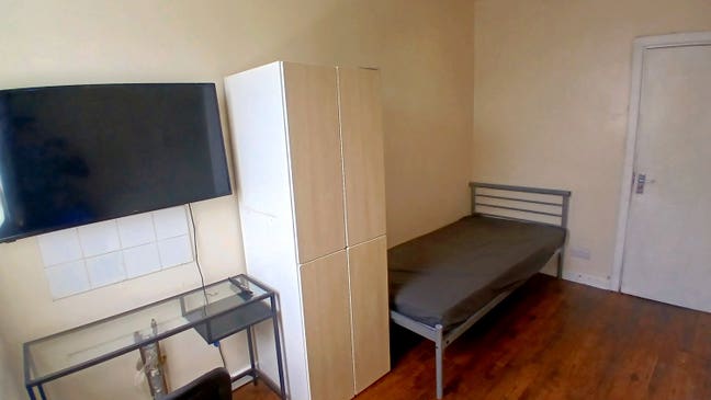 ST4/Stoke. Single + Smart TV. Bargain!! Main Photo