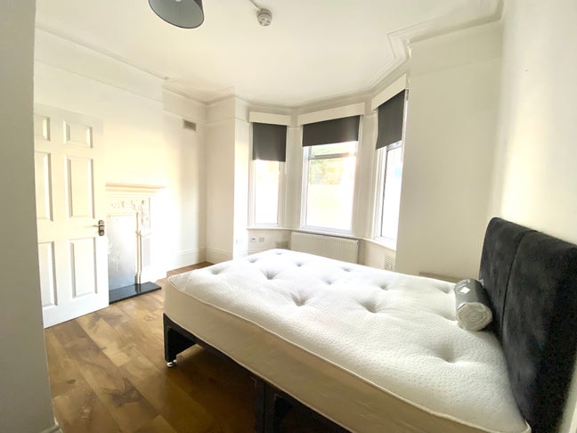 En Suite Room 5 Mins to Ealing Common Main Photo