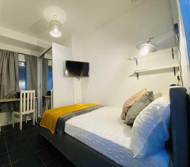 Stunning 2-Bedroom Available in Elmshaw Road, SW15 Main Photo