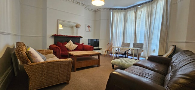 1 Large Studio Room Available in L8 Area! Main Photo