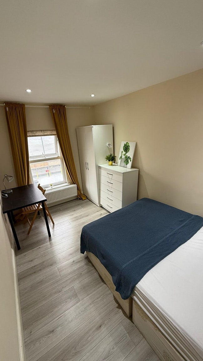 Super Cheap Double in Kilburn- Next to Shops&Trans Main Photo