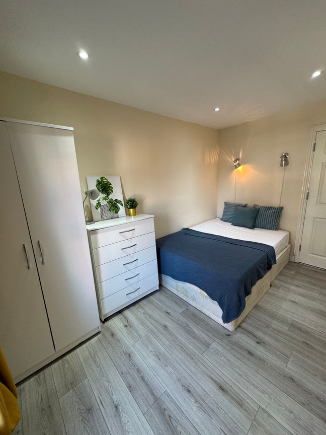 Super Cheap Double in Kilburn- Next to Shops&Trans Main Photo
