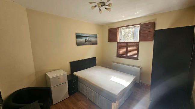 Large Double Room Main Photo