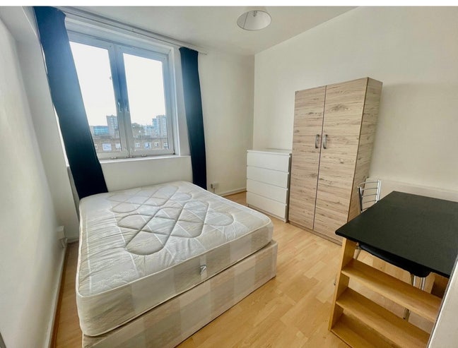 3 Bedrooms Flat Available Main Photo
