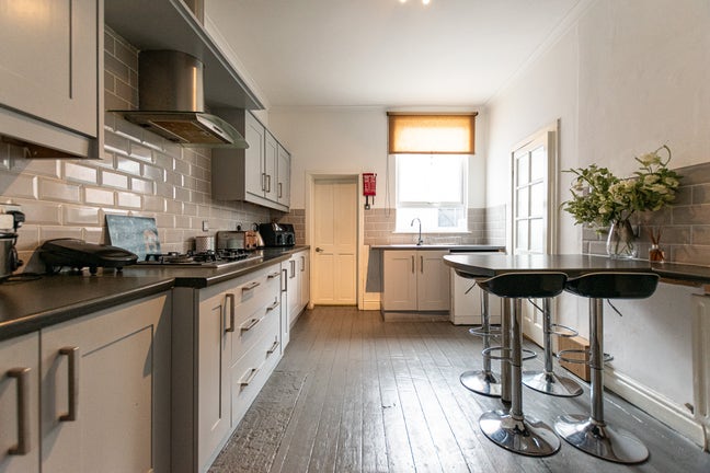 Cosi room in professional house share! Main Photo